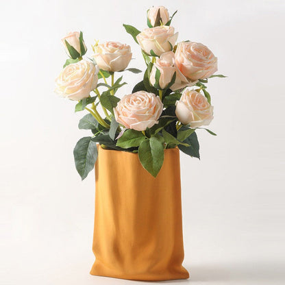 Elegante Kunstblumen mit Vase