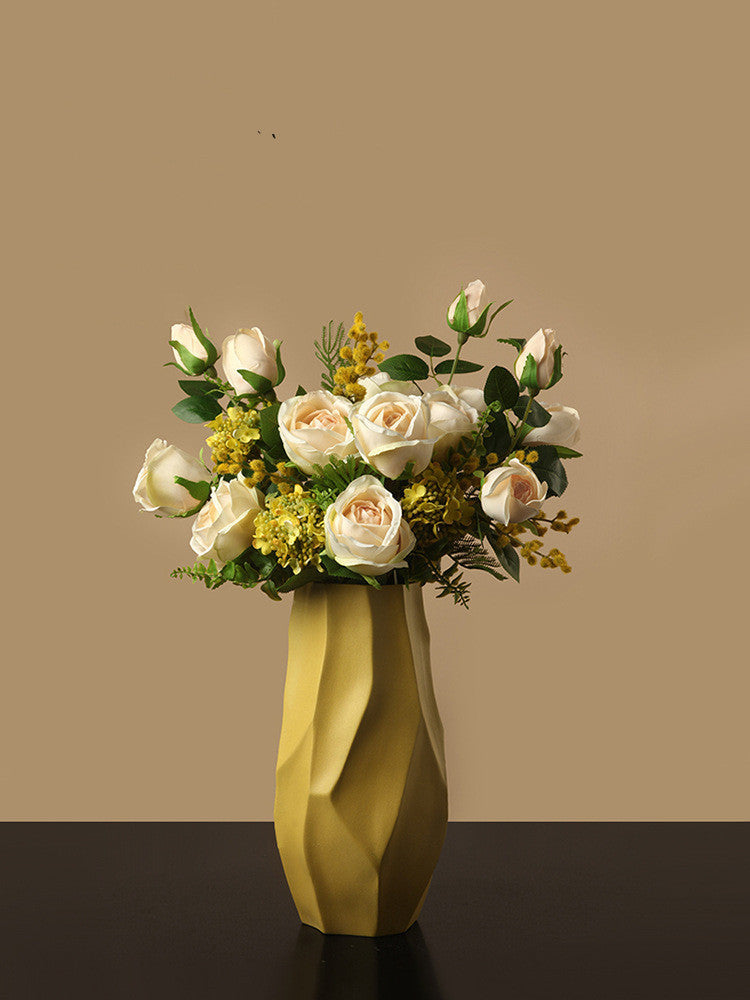 Elegante Kunstblumen mit Vase